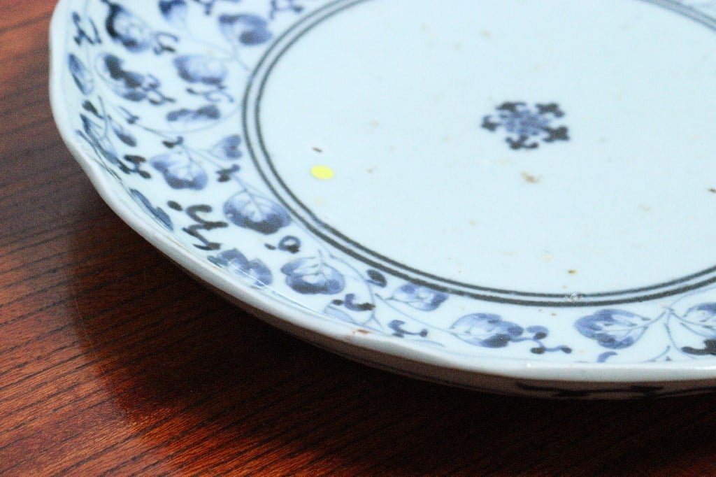 江戸中期染付花唐草図7寸皿① 窯傷 | 吉祥寺PukuPuku